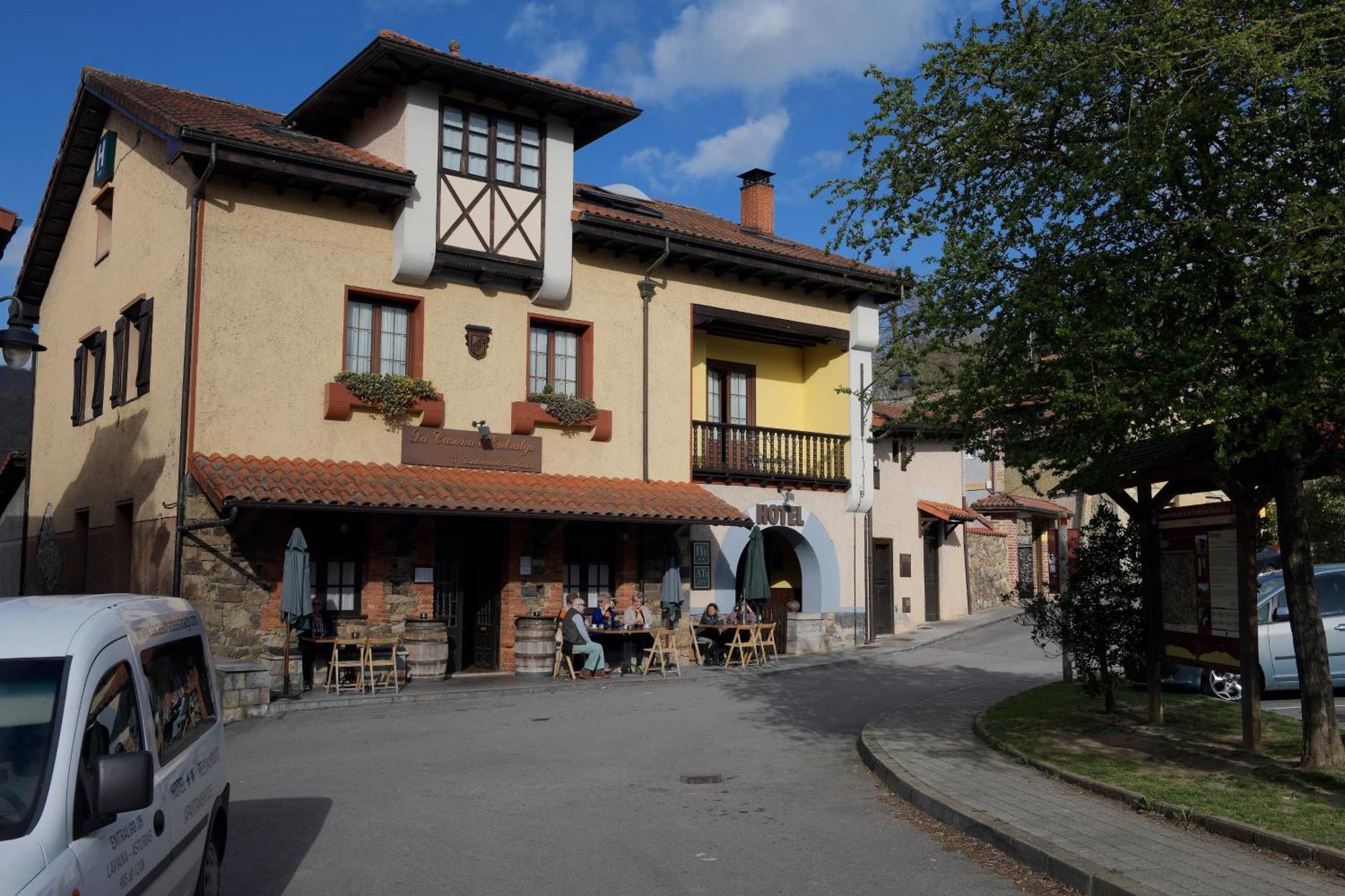 Гостевой дом La Casona De Entralgo Пола-де-Лавиана Экстерьер фото